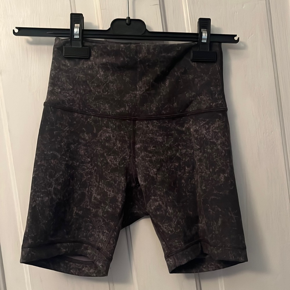 Lululemon Wunder Train Shorts 6"